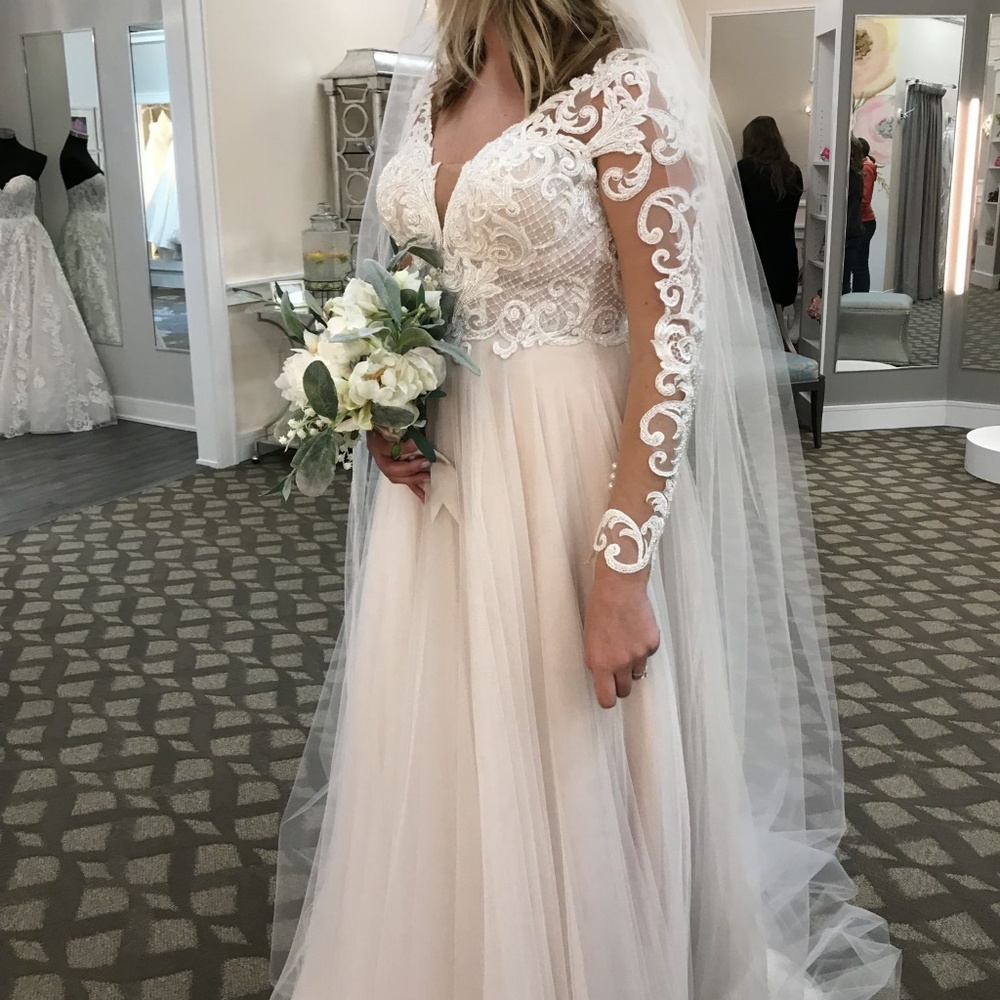 Beautiful UNWORN Martina Liana Wedding Dress